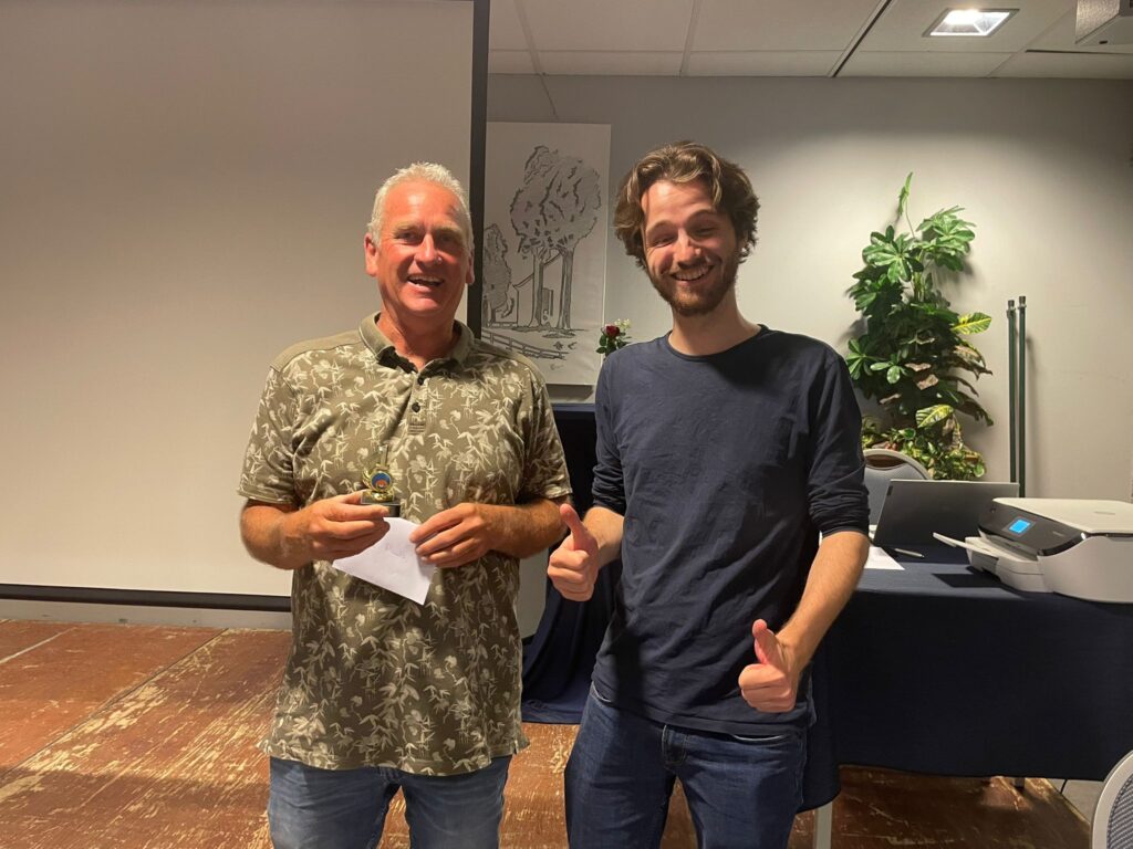 De trotste winnaar met zijn prijs! 